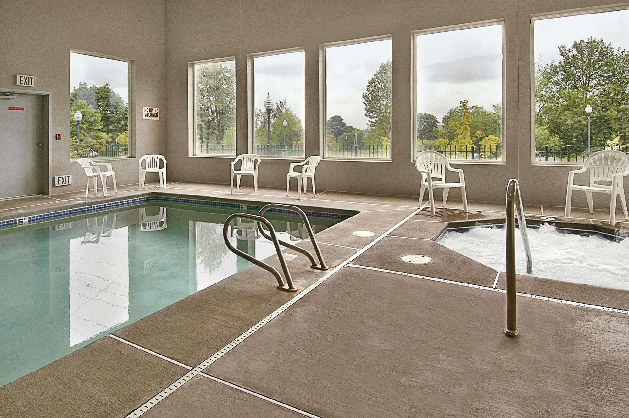 ซูเปอร์ 8 บาย วินด์แฮม คอร์แวลลิส Motel ภายนอก รูปภาพ